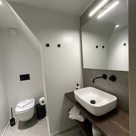 Art Navarino 지아로바